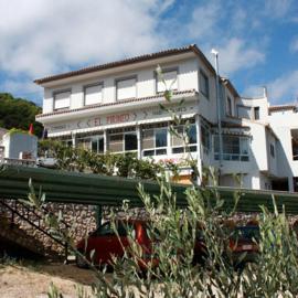 Pensión El Pirineo, hotel u gradu 'Confrides'