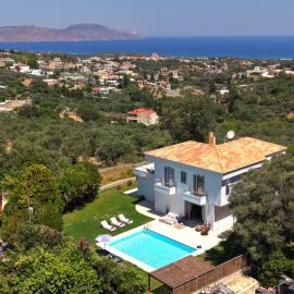 Beautiful 5bedroom villa big pool, close to beach!