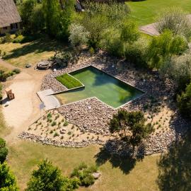 Reetdachhaus mit Schwimmteich in Krienke - barrierefrei, Sauna & Kamin, hotell i Rankwitz