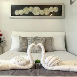 Viesnīca Verdant Resort Condo with Pool, Balcony, Near Airport and Beach Puertoprinsesā