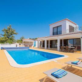 Casa Amora Great holiday Villa in Vale do Milho, hotel a Poço Partido