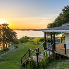 Lake Travis Lakefront Retreat - Hot tub - Boat Ramp - Lakeside Parks, hotel in Lago Vista