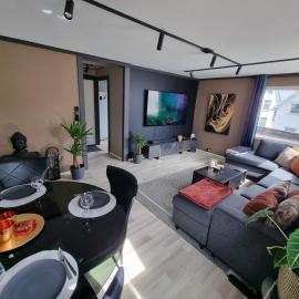 Spacious and central apartment with a private garden, Free parking and Free EV recharging, hotel u gradu 'Stavanger'