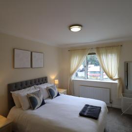 Bracknell Stylish Gray Place Apartment