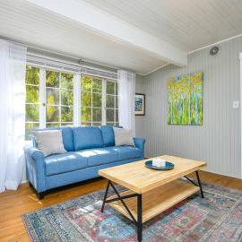 Cozy cottage among trees - close to PDX โรงแรมในแวนคูเวอร์
