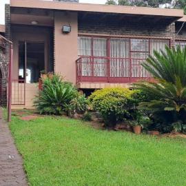Spacious and homely 4-bed home in Honey Hills, hotel in Roodepoort