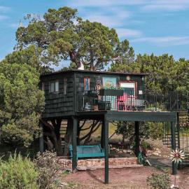 Ashley's Treehouse At El Mistico Ranch, hotel in Nogal