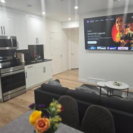 Cozy 2-Bedroom Basement Suite Just Minutes from the Airport, hotel in Calgary
