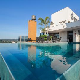 Ap completo a 900m da Vila Germânica com Piscina, Academia, Wi-Fi, Ar, Garagem e Tv no quarto, hotel in Blumenau
