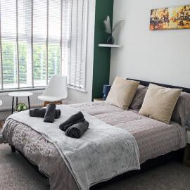 The Sunny Side, 4 bedrooms, 4 beds, FREE Parking, 3 minutes to the beach