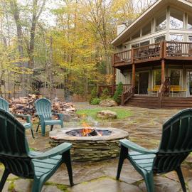 Spacious Lake Naomi Chalet for Groups