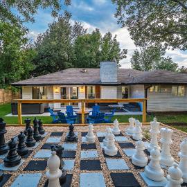 Hot Tub, Firepit & Giant Chess at Austin Hideaway