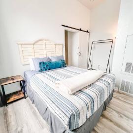 2BR Top Floor Suite Free Parking - Conv Center