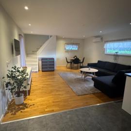 Privat & modern lägenhetshus med egen ingång!, hotel em Fjälkinge