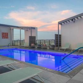 Boulevard Stays Modern Highrise STU Sky Pool Parking Gym 05, hotel u gradu Feniks