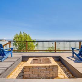 Mtn-View Camano Island Retreat Overlooking Beach, Hotel in Camano