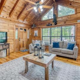 Cozy Cabin Retreat with Hot Tub Game Room, hotel v destinaci Blue Ridge