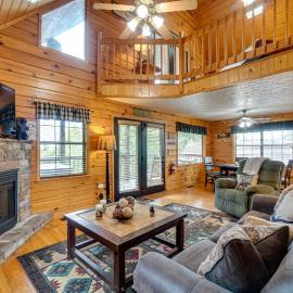 2 Mi to Dollywood: Mtn Cabin w/ Pool Access!
