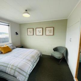 Beach Apartments at Flaxmill Bay Motel, hotel in Cooks Beach