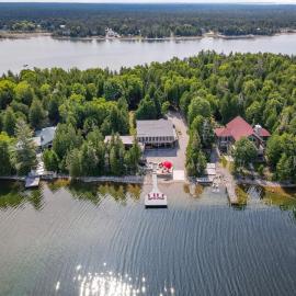 Waterfront w sauna, hot tub and boat slip EV, Hotel in Miller Lake