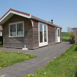 Pet-Friendly Bungalow, hotel in Warmenhuizen
