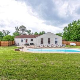 Oasis of Nashville, With a pool and Hot Tub !, hotel in Nashville