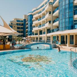 Private 2-Bedroom Apartment with Pool and Free Parking in Marina Holiday Club Pomorie, hotell i Pomorie
