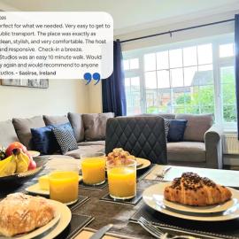 Potter's Escape-walking distance from The Studios!, hotel in Abbots Langley