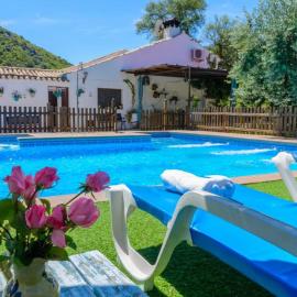Cortijo Palitroques Carcabuey by Ruralidays, hotel u gradu Carcabuey