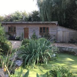 Cosy South Gloucestershire Cabin Retreat, hotel in Yate