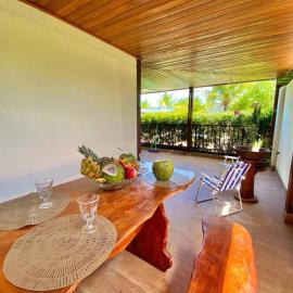 Lindo Flat Garden beira-lago e perto da praia, hotelli kohteessa Camassari
