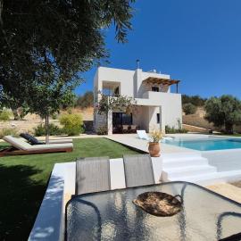 Villa Neroli Pool & Mountain Views in Pitsidia, Hotel in Pitsidia