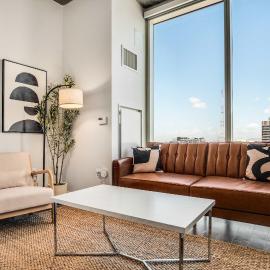 Boulevard Stays Downtown Highrise STU Sky Pool Parking Gym 15, hotel in Phoenix