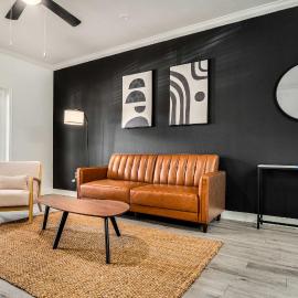 Boulevard Stays Quiet Modern 1BR Pickleball Pool Parking Gym 04