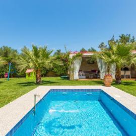 Eva & Dimitrios Villas, Captivating Oasis with Pools & BBQ, By ThinkVilla, hotel di Panormos Rethymno