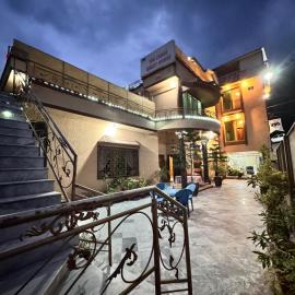 The lodge Guest House – hotel w mieście Muzaffarabad