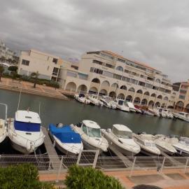 Marina et plage à vos pieds