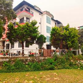 Bhowāli에 위치한 호텔 The Raikwals, Near Kainchi Dham