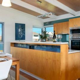 Walk to the beach - Family friendly - Wifi - The Tall House, hotel in Hayborough