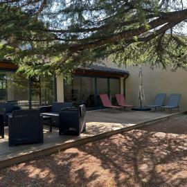 Mazet des Cèdres au pied de la colline, hotel u gradu Lagnes