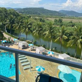 Apartamento com piscina a poucos passos da praia, hotel in Niterói