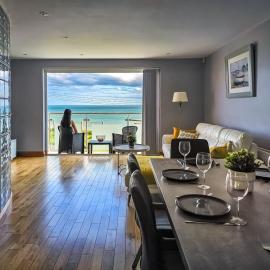 Beachside - Stunning sea view townhouse across the road from the beach, hotel in Kilkeel