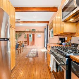 Unique Eastport Bungalow w Yard โรงแรมในแอนแนโพลิส