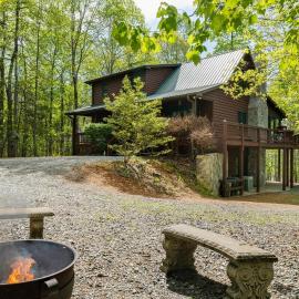 Boujee Bear Lodge - A Peaceful Cabin in the Woods, hotel v destinácii Morganton