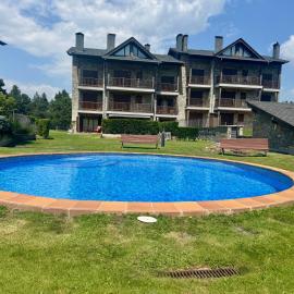 Ático duplex a pie de pistas de esquí, hotel in La Molina