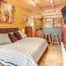 2 MI to Crandon Raceway: Studio w/ Patio!, hotel Crandonban