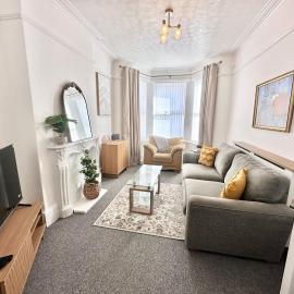 Stylish 3 Bed Home Near Oxton Village & Liverpool, hotel v destinaci Birkenhead