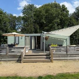Luxe 6 p Chalet 5 sterren vakantiepark Meerwijck Groningen، فندق في Kropswolde