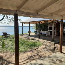 Cabaña frente al rio con quincho, hotell i Ituzaingó