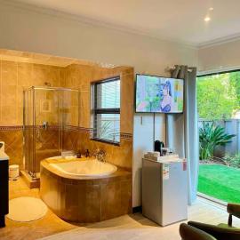 A Private Room with a Private Entrance, Hotel in Olifantsfontein